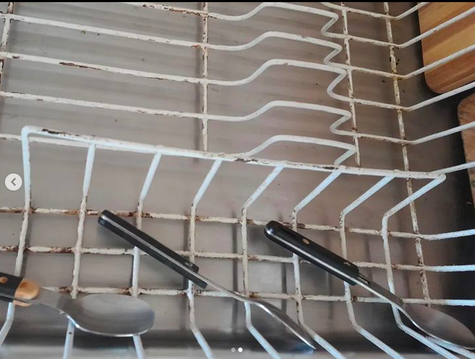 readingrevival's tweet photo. teaspoons-in-waiting
.
.
.
#spoons #inwaiting #drying #rack #wear #domestic #photography #kitchensink #fitzroy
.
.
. https://t.co/XbyuHfiHRM