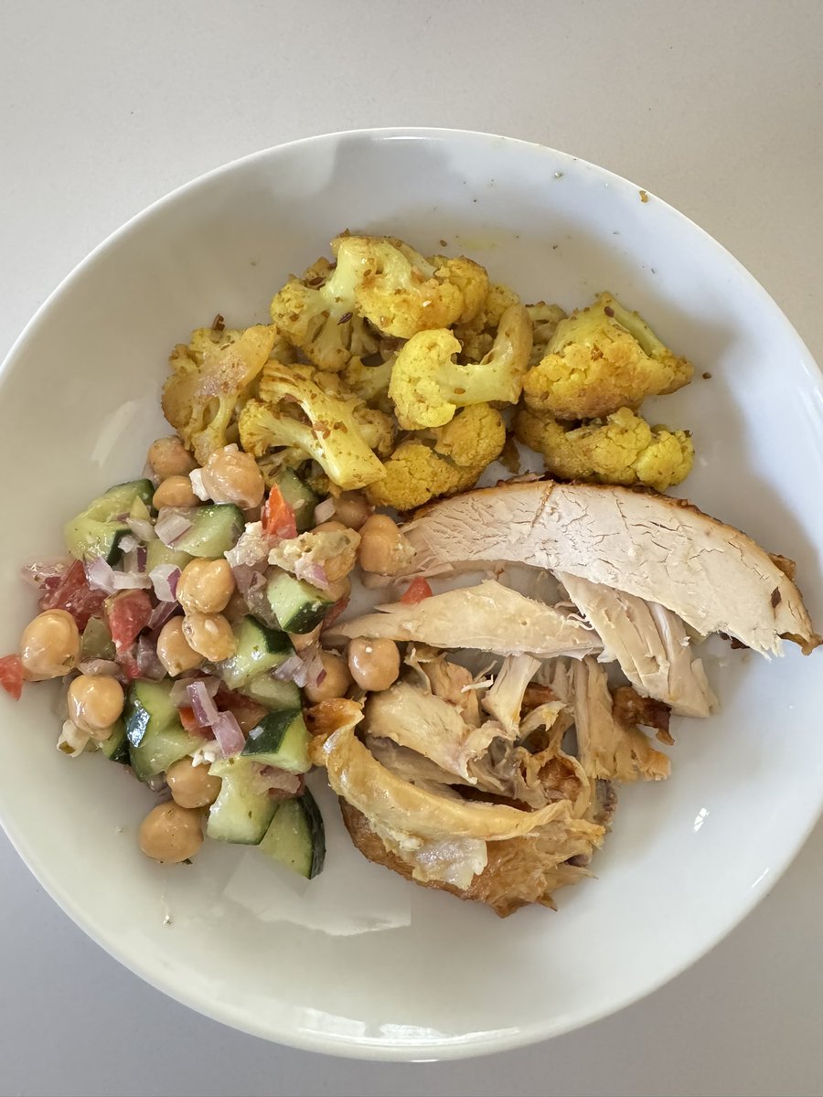 As part of the 4️⃣5️⃣ healthy meals challenge, I present my lunch 🍽️:
☑️sliced rotisserie 🍗 
☑️spiced cauliflower (cumin, coriander, ginger, garlic, 🧂)
☑️chopped 🍅/🧅/🥒/chickpea salad with feta (tip: use TJs Greek spiced chickpeas)
#EatGoodFeelGoodxCRCAwareness
#45isTheNew50