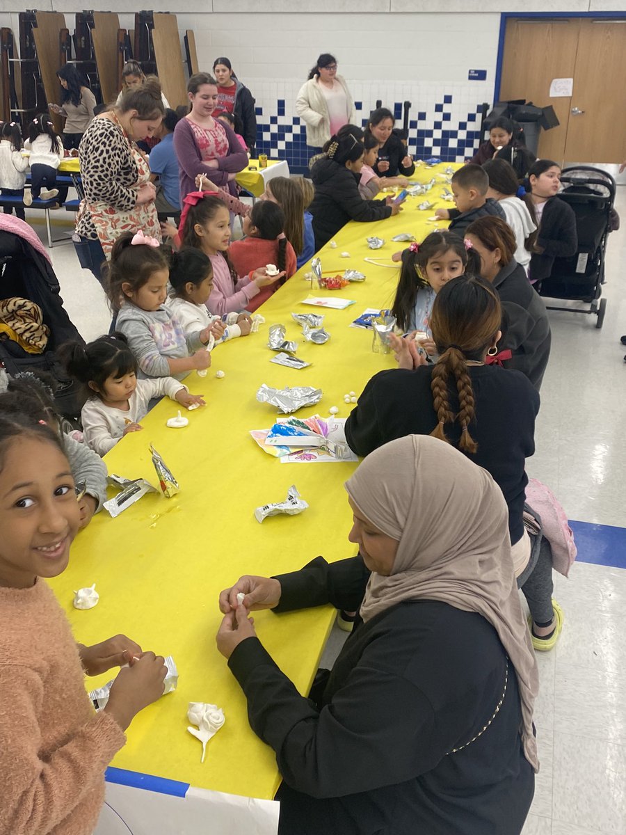 MrsDowling28's tweet image. Braddock PTA Art and Music Night is a huge success! @BraddockElem @FCPSRegion6 Love spending time with our families 💙🦅💙