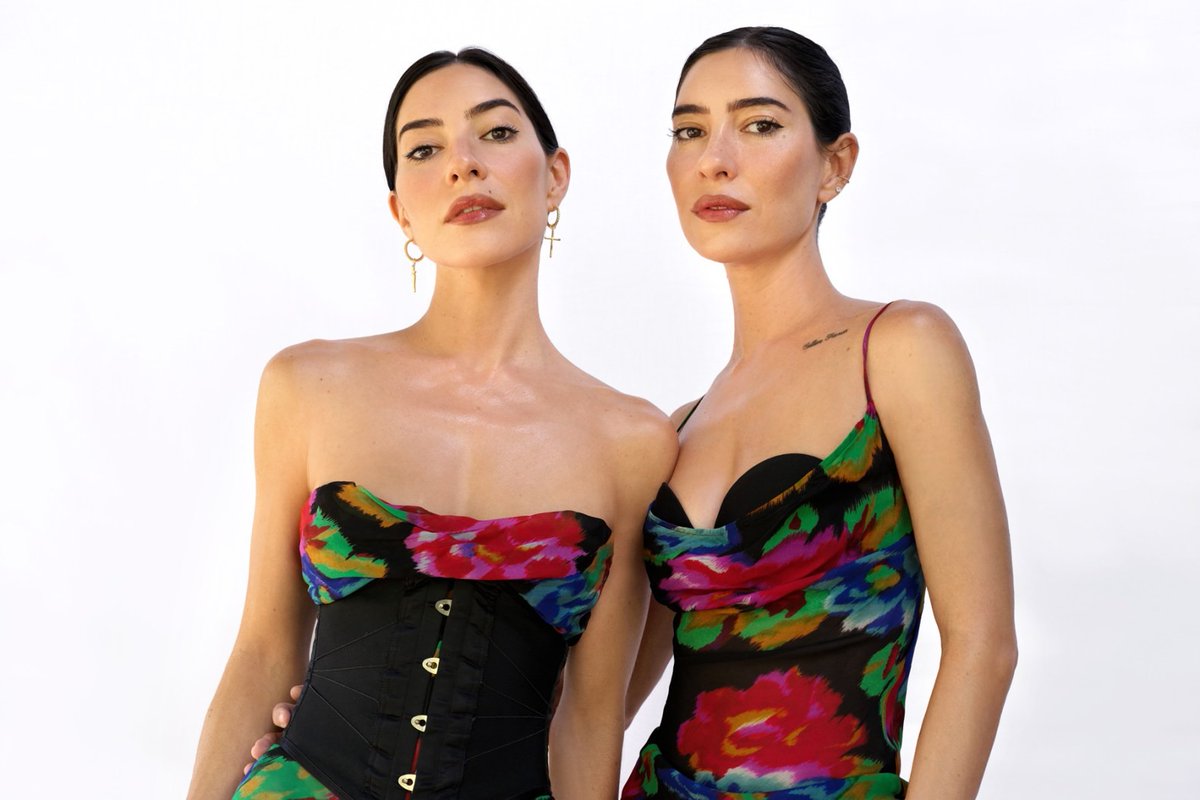 The Veronicas went to @JohnFeldy's house for some coffee and meditation ... and walked out with the first songs of their upcoming album, 'Gothic Summer.' “We all left that day going, ‘Oh, I think something really special has happened.’” More: rollingstone.com/music/music-fe…