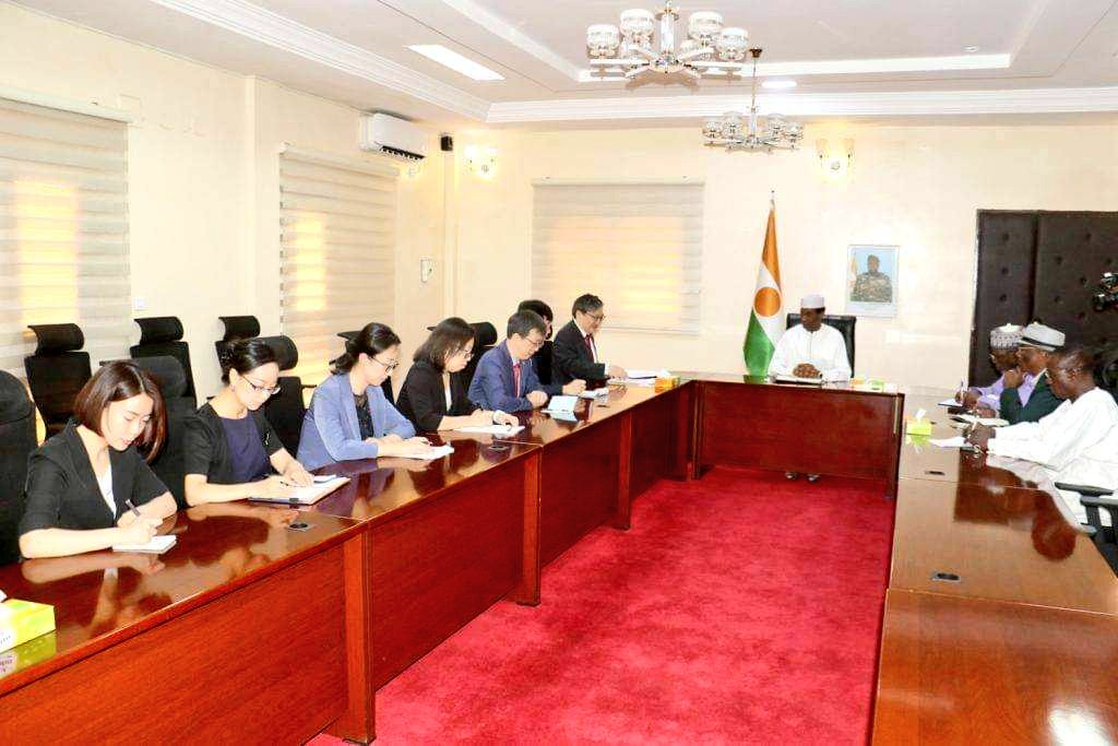NIGER_CNSP's tweet photo. 🇨🇳 🇳🇪 Le Premier ministre reçoit le Représentant Spécial du Gouvernement Chinois pour les Affaires Africaines.

Le Premier ministre nigérien, M. Lamine Zeine Ali Mahaman, ministre de l'Économie et des Finances, a reçu en audience mercredi 20 mars 2024 une délégation chinoise conduite par M. Liu Yuxi, Représentant spécial du gouvernement chinois pour les affaires africaines.

Plusieurs sujets d'intérêt commun ont été abordés au cours de cette rencontre de haut niveau, notamment la coopération bilatérale entre Niamey et Pékin, la poursuite des projets de développement en cours, ainsi que l'invitation faite au Niger de participer au prochain Sommet de la Coopération Chine-Afrique prévu en août 2024.

A l'issue de l'audience, M. Liu Yuxi s'est félicité de la qualité des relations entre les deux pays et des efforts déployés par les autorités nigériennes. Il a réaffirmé la volonté commune de raffermir davantage les liens d'amitié et de poursuivre les chantiers de coopération répondant aux intérêts des deux peuples.

Cette visite de la délégation chinoise à Niamey témoigne de l'importance accordée par Pékin au dialogue et au renforcement des relations avec les partenaires africains, en particulier avec le Niger. Les deux parties semblent déterminées à approfondir leur coopération dans un esprit de bénéfices mutuels et de respect des intérêts réciproques.

Le ministre nigérien des Affaires Étrangères, M. Bakary Yaou Sangaré, et l'ambassadeur de Chine au Niger, S.E. Jiang Feng, assistaient également à cette audience.