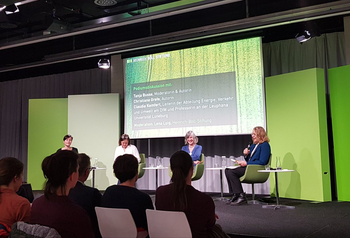 Großartige Buchvorstellung und spannendes Panel mit @BusseTanja Christiane Grefe @CKemfert & Lena Luig über die lebenswichtige & knappe Ressource #Boden in der @BoellStiftung Freue mich schon aufs Lesen des Buches 'Der Grund'