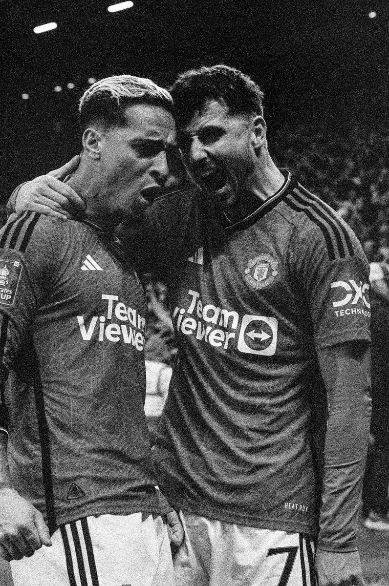 El fotógrafo <a href="/expiredfilmclub/">Miles | Expired Film Club</a>, se llevó una cámara de hace 127 años al partido de la FA Cup entre el Mancheste United y el Liverpool.

El resultado es alucinante.