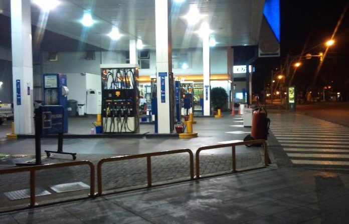 teleferosario's tweet photo. Vuelven a abrir por las noches las estaciones de servicio en Rosario https://t.co/Sj9PDp3q34 a través de @teleferosario https://t.co/Vx4VbGSZwi