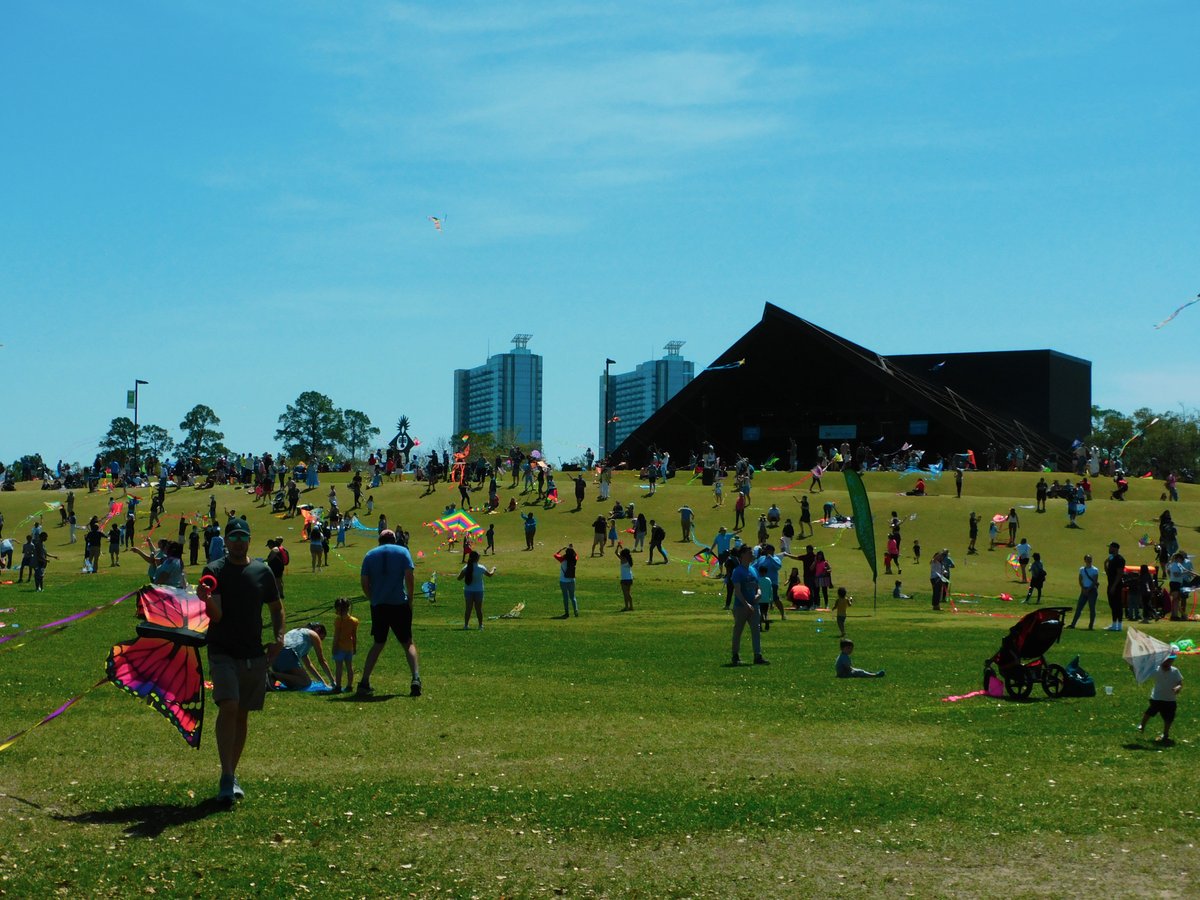 Thank you to @Kirkland_Ellis for supporting our annual Kite Festival for the third year in a row! It is through the support of sponsors, community partners and individual supporters that we are able to host this free, public event. Visit hermannpark.org/kite to learn more. 🪁