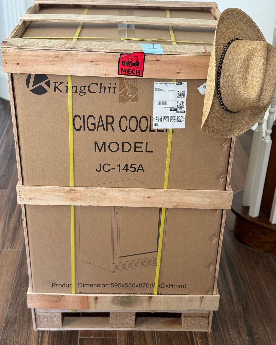 sticksnstonez2's tweet image. Another awesome review is forthcoming, stay tuned. You are going to want to see this I guarantee! #kingchii #cigar #humidor #cigarcabinets