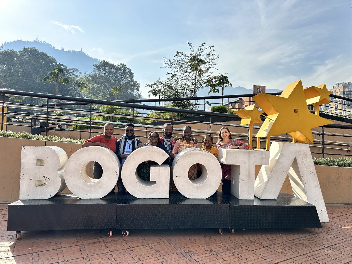 @MolepoSienne @ClementeNtauazi @ayandah_madlala @RuthHallPLAAS @LMgalamadzi @UWConline And the extended PLAAS team, left to right: @MolepoSienne (MPhil student), @ClementeNtauazi (PhD student), Dr @LMgalamadzii (graduate), Dr Mnqobi Ngubane (graduate), Dr Theresa Auma (research partner, Makerere University), @ayandah_madlala (research associate), @RuthHallPLAAS