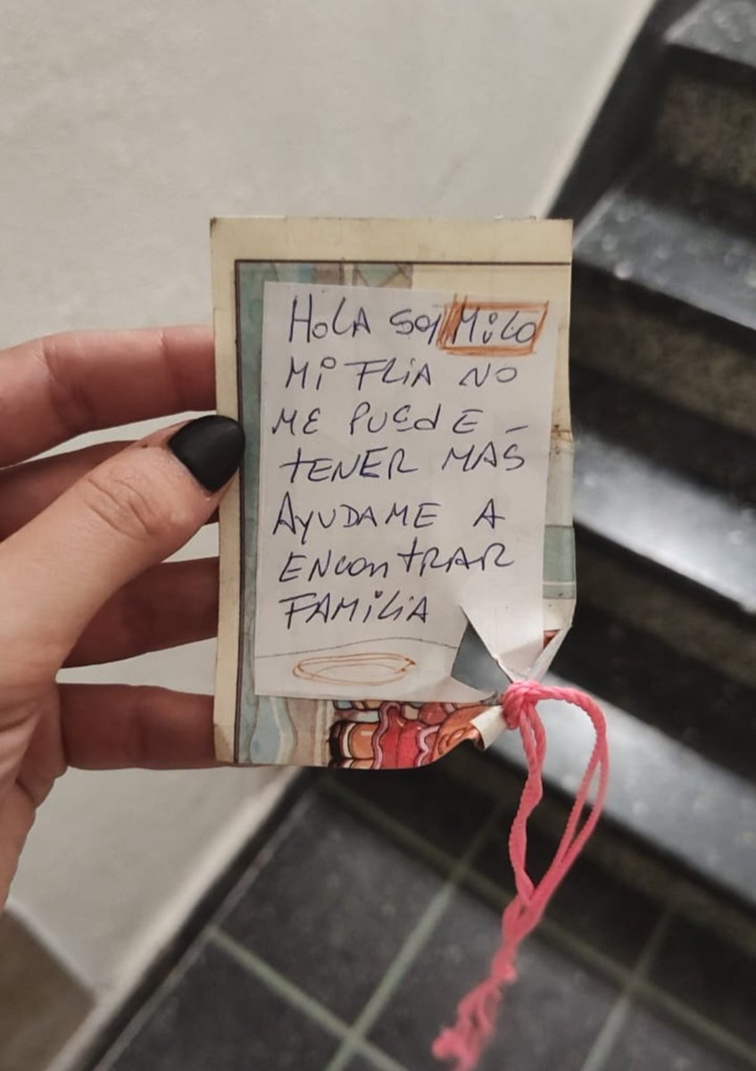 Soolirina's tweet photo. Los abandonaron en la puerta de casa con estos cartelitos. Necesitamos familia urgente! Por favor ayúdenme a difundir!
Milo (negro) 1 año y medio macho, súper chiquito.
Pirata (blanco),mediano, 7 meses.
Los dos son super buenos y se llevan bien con los chicos y con otros perros. https://t.co/ZKXPU1tKFc