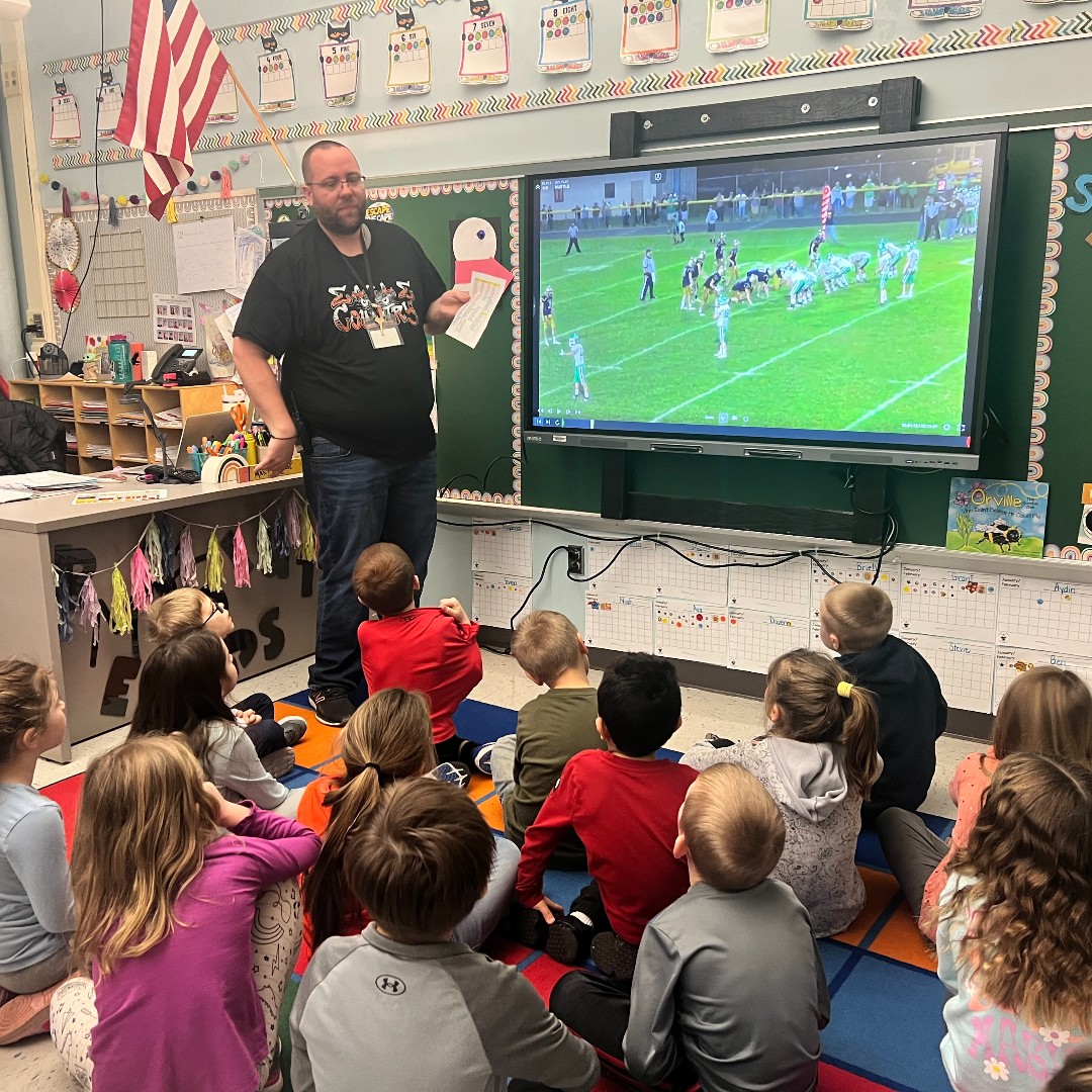 At Maple Ridge Elementary's Career Day, CISPA site coordinator Joel gave a special insight into his 'other job' as a high school football coach. He explained how coaches are kind of like teachers because they need to teach all the players what they need to do in a given play!🌟🏈