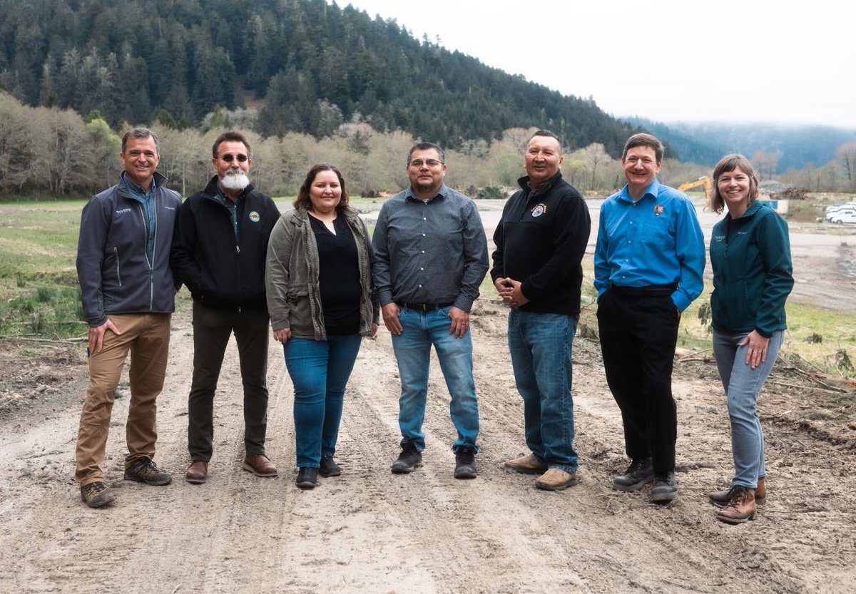 BREAKING 📰! ✨ Signed a historic MOU yesterday with @TheYurokTribe, @NatlParkService & @CAStateParks to return 125-acre 'O Rew property to the Tribe in 2026 and create a new public gateway to #RedwoodNationalPark. 📷@evanmariepetit i.mtr.cool/paecmlvvzx