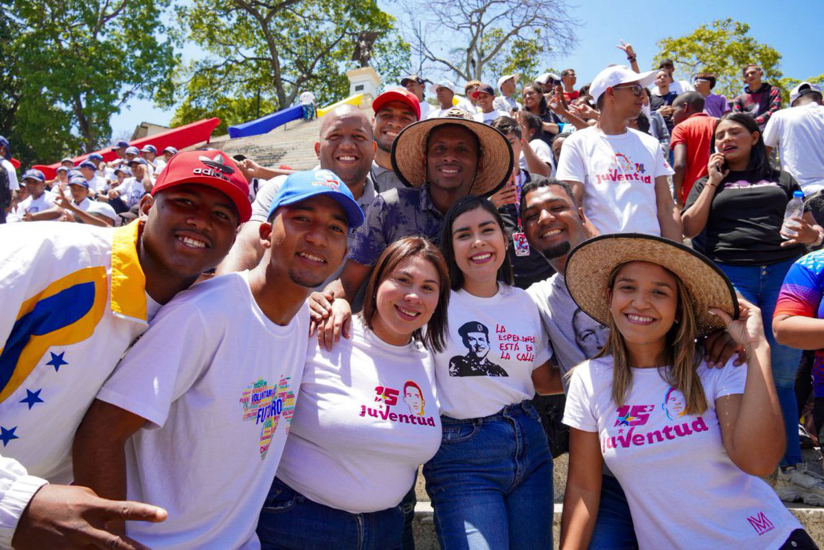 #20Marz Respaldo total al Candidato de la Esperanza! Nuestra secretaria general @Grecia_Jpsuv dió declaraciones junto a la militancia joven ratificando la Candidatura de nuestro Presidente @NicolasMaduro El Presidente de la Juventud! #EpocaDeTransformación