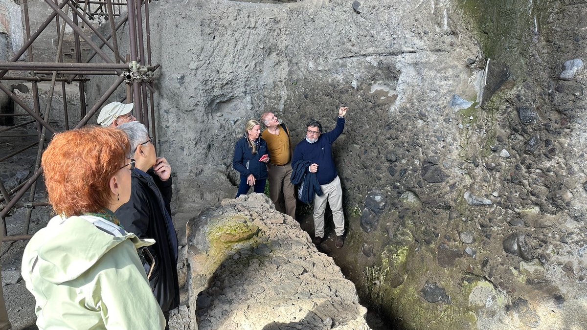 Exploring the ancient ruins of #pompeii and #herculaneum! More photos for our 5-day courses of the cities of Vesuvius! We had such a memorable time with so many great experiences! Stay tuned on all our upcoming courses. 🔗Wann join us the fun? ancientromelive.org/courses/#vesuv…