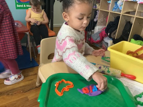 Today our friends took time with letters they recognized. They made use of some letters and numbers they identified.
#playfuldiscoveriesii #playfuldiscoveries #groupfamilydaycare #daycare #nycdaycare #nycpreschool #abc #alphabet #letterrecognition #makingwords #earlywriting