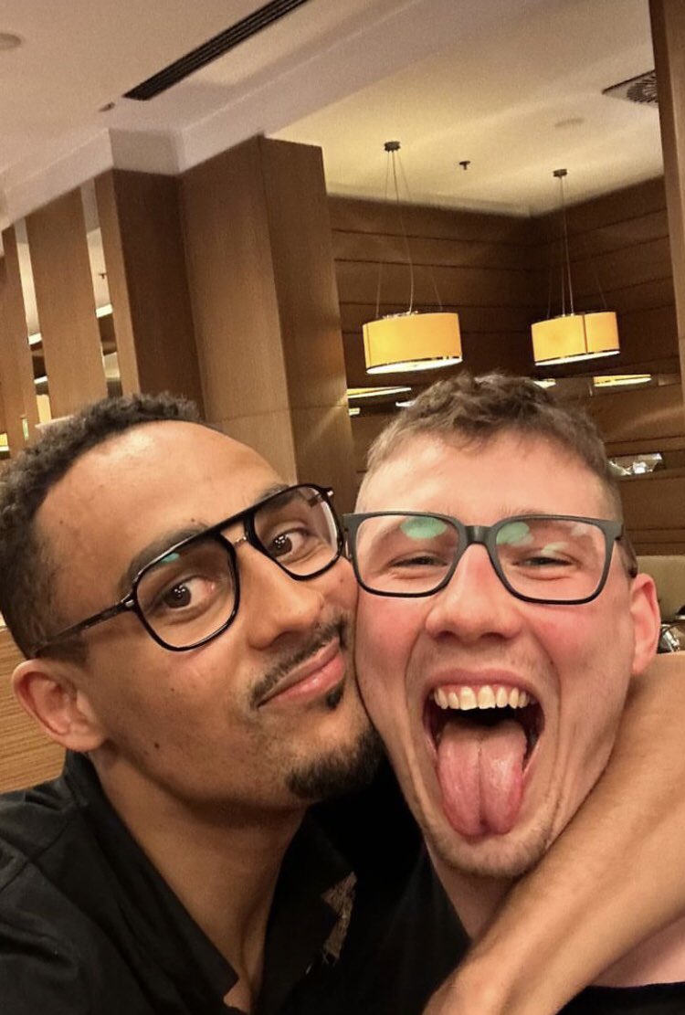 czasemcosgadam's tweet photo. 🧵 — dzisiejsze zdjęcia mustiego z chłopakami, bo są piękne i chciałabym żebyśmy wszyscy mogli do nich wracać w przyszłości 

moi faworyci na początek 🥹🤍

#plusliga https://t.co/wHfQDj2hWV