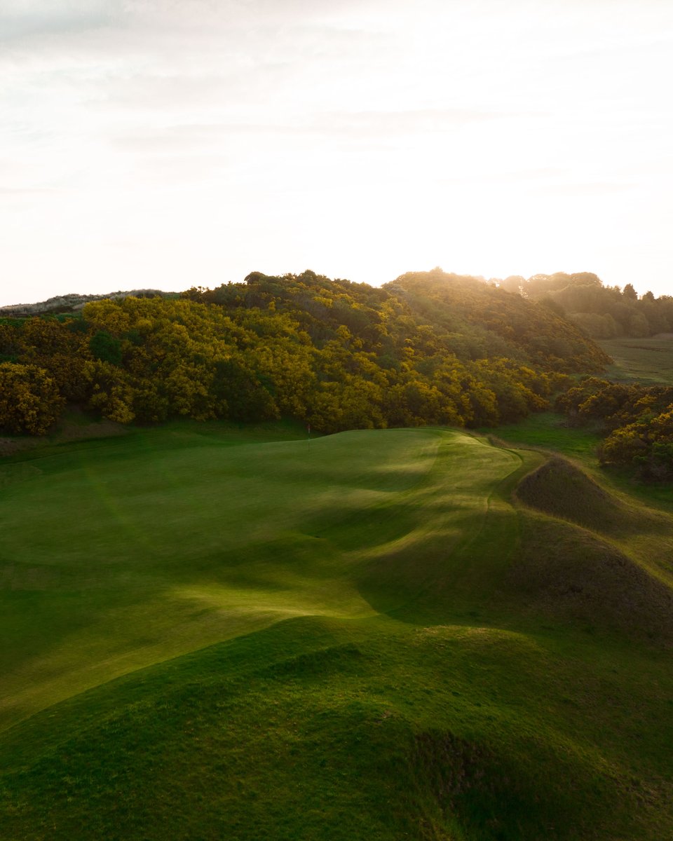 With multiple routes to success, let the wind, pin placement, and your shot shape guide your approach to the 4th green at Castle Stuart Golf Links.