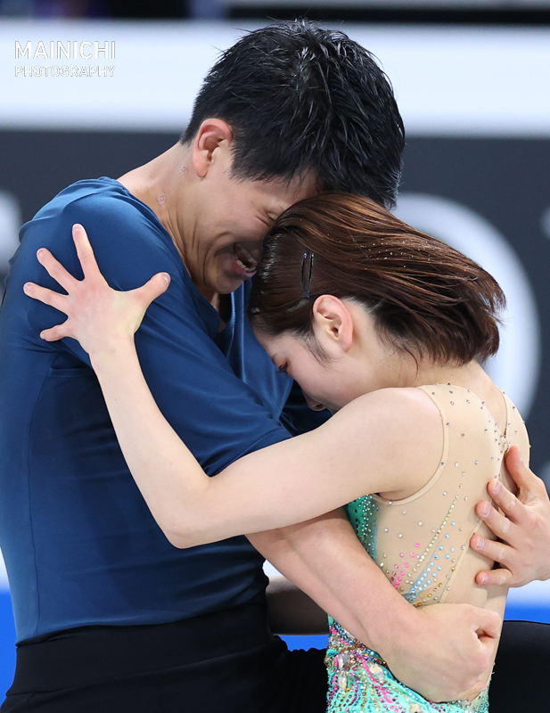 Kenji_Ikaiphoto's tweet photo. ペアＳＰが行われ #三浦璃来、#木原龍一 組は２位。フィニッシュでは今季けがに泣いた木原選手の感情が発露しました。最初に送ったのは別カットなのですが、こちらも感情が籠もっていました。#りくりゅう #WorldFigure
https://t.co/6Xl1FTmSuf https://t.co/0DZLEEFpA3