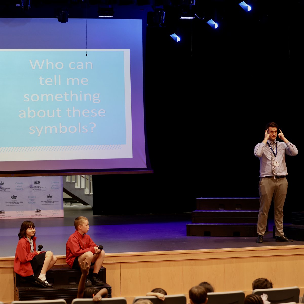 BISHouston's tweet image. Unlocking the power to 'think about thinking'!
In the theatre with our #worldclass teacher Mr Brown sharing the power of metacognition with our Primary students!
#primaryassembly #naeinsights #NordAngliaEducation #BISHouston #createyourfuture
Learn more: nordangliaeducation.com/bis-houston/ne…