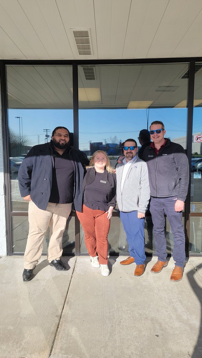 Nothing beats the energy of having more pros on site! 😎 Today, we had some of our sales teams from other the offices hit the streets with us to give a fresh take on connecting with local businesses. Our Mission: get to know... Expresspros.com/OttawaIL

#ExpressEmploymentPros