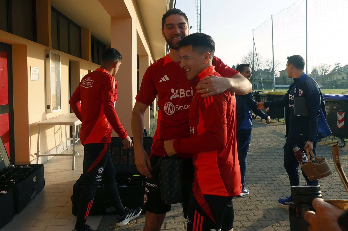 NorwichCityES's tweet photo. Formados en @Cruzados, rivales en la @SkyBetChamp, compañeros en @LaRoja 🇨🇱💛💚 https://t.co/tUKjMFkeY4