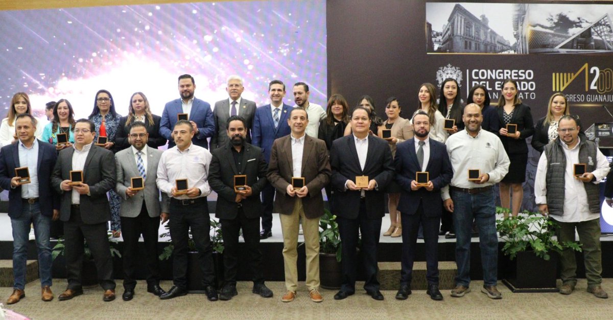 CongresoGto's tweet photo. En el marco de los 200 años de la Instalación del Primer Congreso Constituyente, el Congreso del Estado de Guanajuato entregó reconocimientos al personal por distintos años de servicio. #200AñosCongresoGto📜🏛