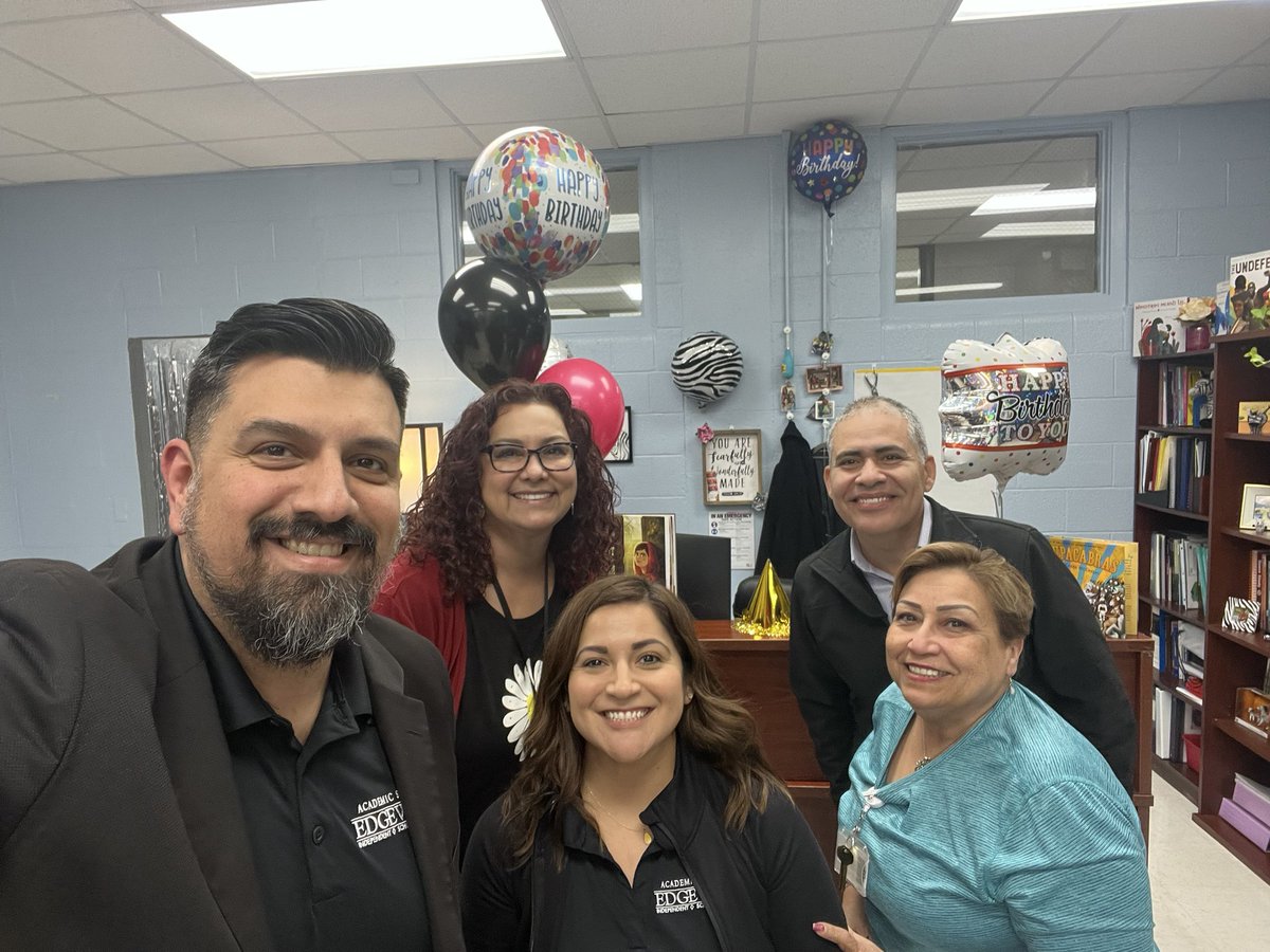 Happiest of birthdays to Multilingual Specialist, Edna! 🥳 We wish you a year of memorable moments with special friends. @EISDofSA @DrH_OnTheEdge @hugo_bil @MariaGr_bil @StaceyEllen0305 @WendyDay17 @ednanesnu