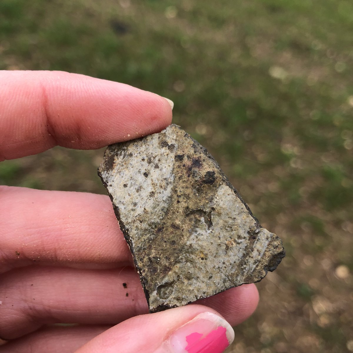BMudlark's tweet photo. A field find! Is it medieval? #fieldlarking #fieldfinds #pottery #archeology #mudlarking #whatisit #fieldfindsuk https://t.co/jG73GxaaM1