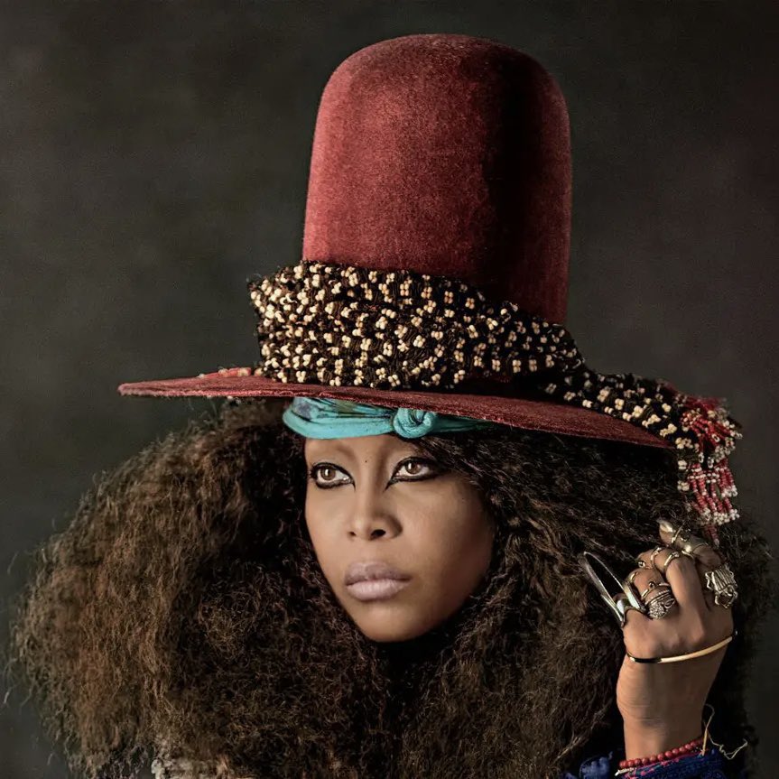 elmusicfeelings's tweet image. ❌ Erykah Badu accuse Beyonce d’avoir copié son style sur la pochette de l’album « Cowboy Carter ».
Elle a reposté la Cover en story et ca a enragé les fans de Beyoncé.
Elle fait appel à Jay-z :
«  A Jay-Z, Dis quelque chose Jay-Z. Tu vas laisser cette femme et ses abeilles me…