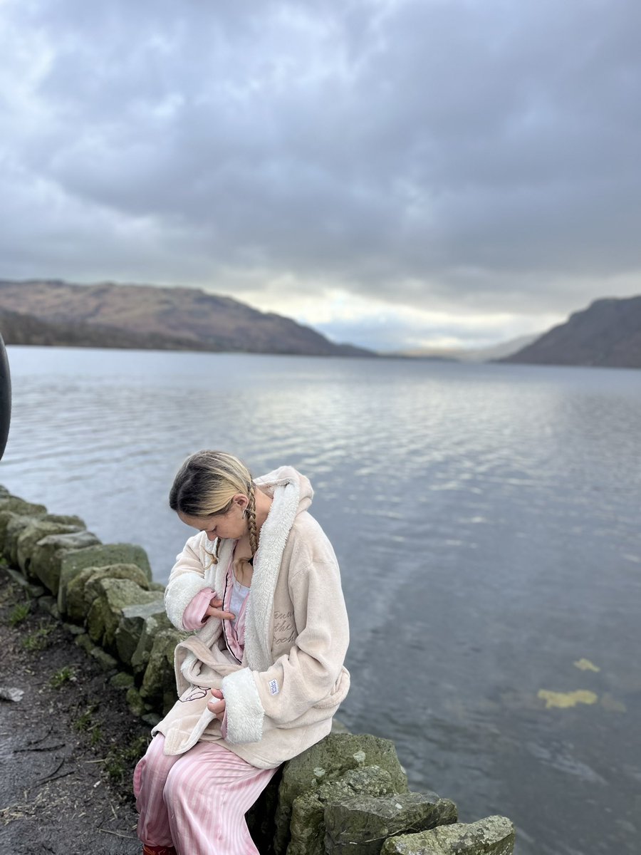 Who goes to the lakes in silk pyjamas…? Me. Obviously me… 🤦🏽‍♀️🤦🏽‍♀️🙄 (also.. which lake am I next to…?) 😁