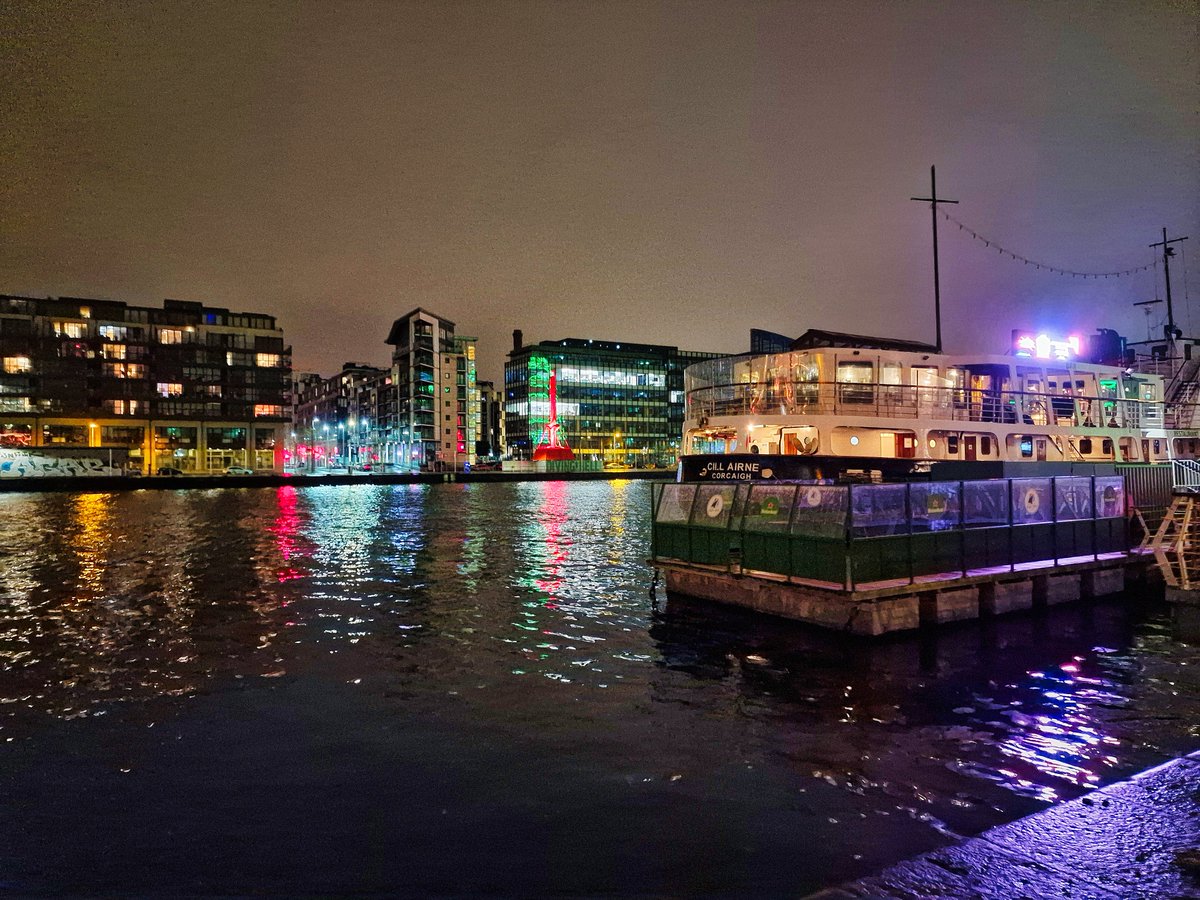 DJairportdisco's tweet photo. #dublindocklands #dublin #atnight #docklands #likeamirror #waterreflection #lights #nightwalk #stunning #beautiful #city #travelphotography #travelpicture https://t.co/p4QjGoQDCE