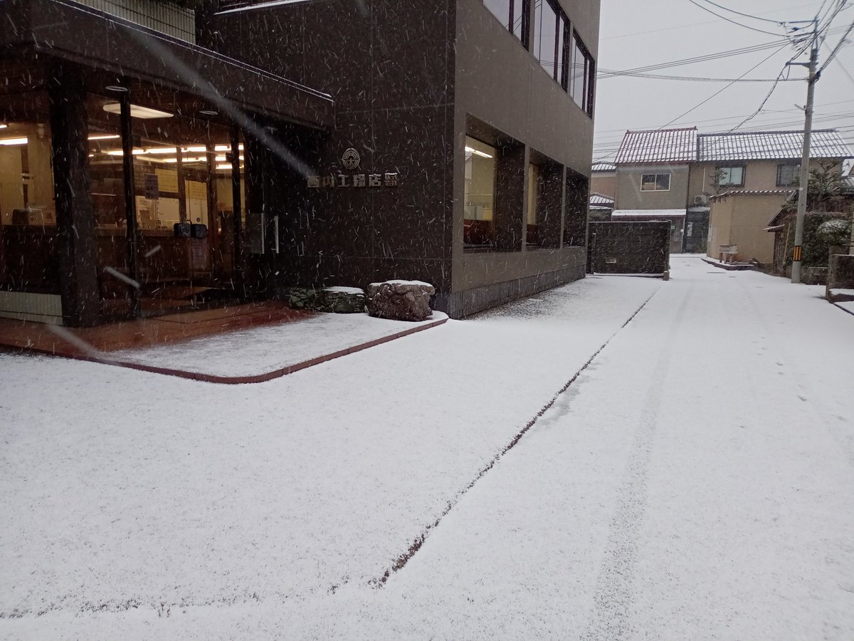 おはようございます。 #石川県白山市　の現在の天気は雪❄ 3月も下旬にさしかかり、春もすぐそこまで来ていますが、今年最後の雪でしょうか(^_^;) みなさんにとってよき1日になりますように♪ #企業公式 #企業公式が毎朝地元の天気を言い合う #企業公式春のフォロー祭り #企業公式つぶやき部