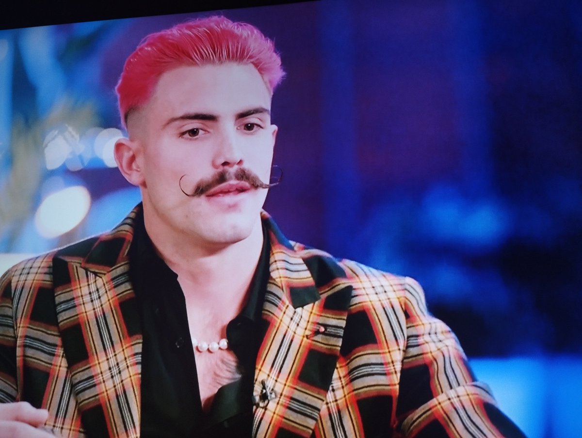 #LaIsla8MesesDespués

Nunca me imaginé que el sombrerero loco y Ariel pegaban tanto