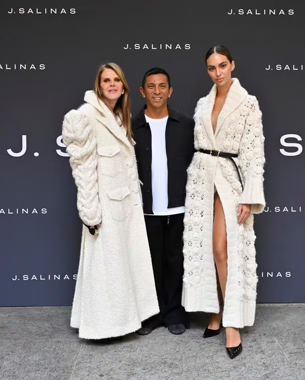 PeruMODA's tweet image. La elegancia peruana conquistó #MilanFashionWeek! 💫@jorgeluissalinasdesigner deslumbró  con el arte del tejido y el uso de la fina fibra de alpaca, presentando la colección Huaylarsh. ¡Gracias @annadellorusso por reconocer y celebrar nuestra herencia! 🇵🇪✨ #ModaPeruana #tbt