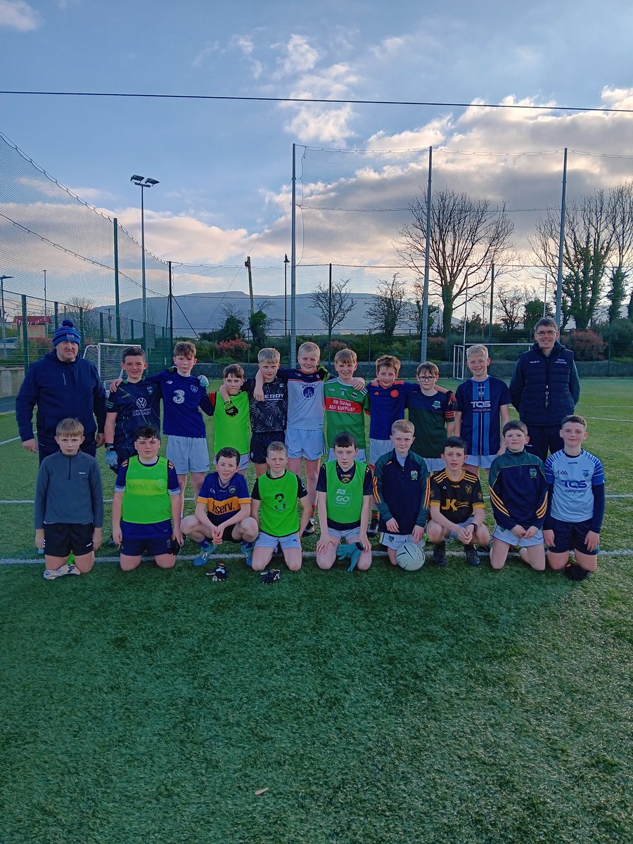 U-12 Afterschool Coaching Initiative in the #Rathgormack sunshine 🌞 this afternoon 👍👏🏐 big thanks to the players from the <a href="/EastDeiseGAA/">East Waterford GAA</a> / Mid-Co. Division for attending and bringing loads of skill &amp; energy, great to see 👍 thanks also to <a href="/comeraghamenity/">comeraghamenity</a> for hosting #GAA