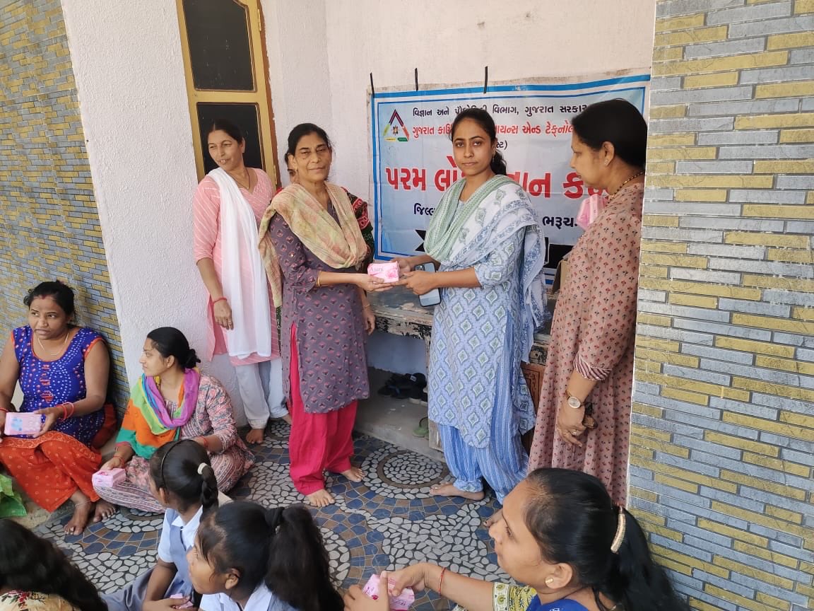paramcscbharuch's tweet photo. #HealthAwarenessProgram at Nikora village. With the support of Gram Vikas Trust @paramcscbharuch distributed Free Sanitary Pad to women.@InfoGujcost @InfoGujarat @BharuchMahiti @narottamsahoo @Punam_Bhargava @pavitshah https://t.co/QI8DJQEv9Y