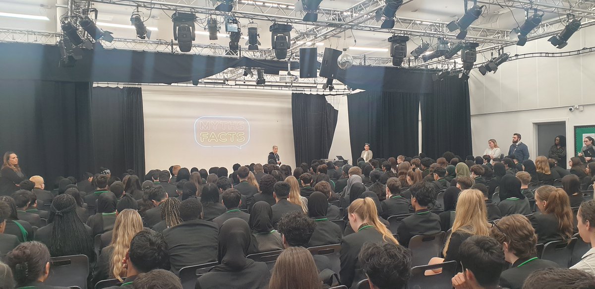 Emily Hurst from Bedfordshire Police Education and Diversion Team presented to our Y10 cohort on the dangers and impact of knife crime. @kimberleyVERU @BedsVeru @clairedagnall25 @_TSLT