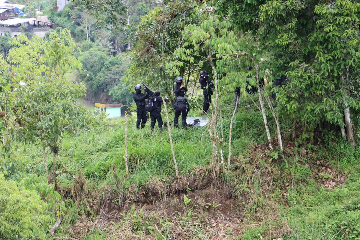 CONAIE (@conaie_ecuador) on Twitter photo Las familias campesinas están siendo sometidas a represión con el uso de perdigones y bombas lacrimógenas. La mañosa consulta ambiental realizada por el <a href="/Ambiente_Ec/">Min. de Ambiente, Agua y Transición Ecológica</a>, para beneficiar a la minera canadiense @Aticoaty avanza con presión y violencia.
#ecuadorlibredemineria Las familias campesinas están siendo sometidas a represión con el uso de perdigones y bombas lacrimógenas. La mañosa consulta ambiental realizada por el <a href="/Ambiente_Ec/">Min. de Ambiente, Agua y Transición Ecológica</a>, para beneficiar a la minera canadiense @Aticoaty avanza con presión y violencia.
#ecuadorlibredemineria