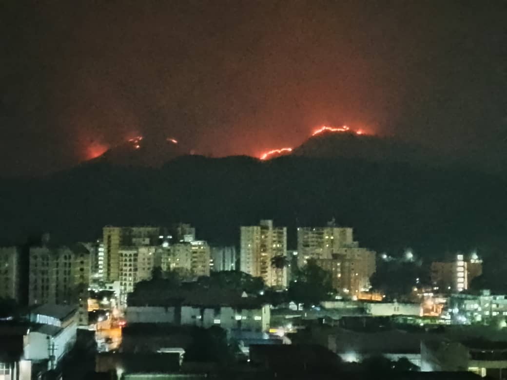 #20Marzo #Maracay así se quema el Parque Henry Pitier de Maracay. Señores, esto ya es intencional. Destrucción. Que tristeza. Y el humo asfixia.