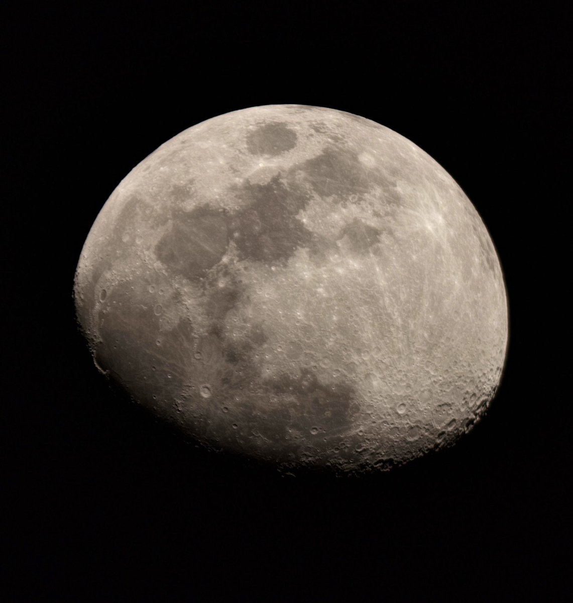 The Equinox Moon from Dublin tonight. Imaged by @DIAS_Dublin & @ArmaghPlanet PhD Scholar @jeremyrigney through the historic Grubb Telescope.