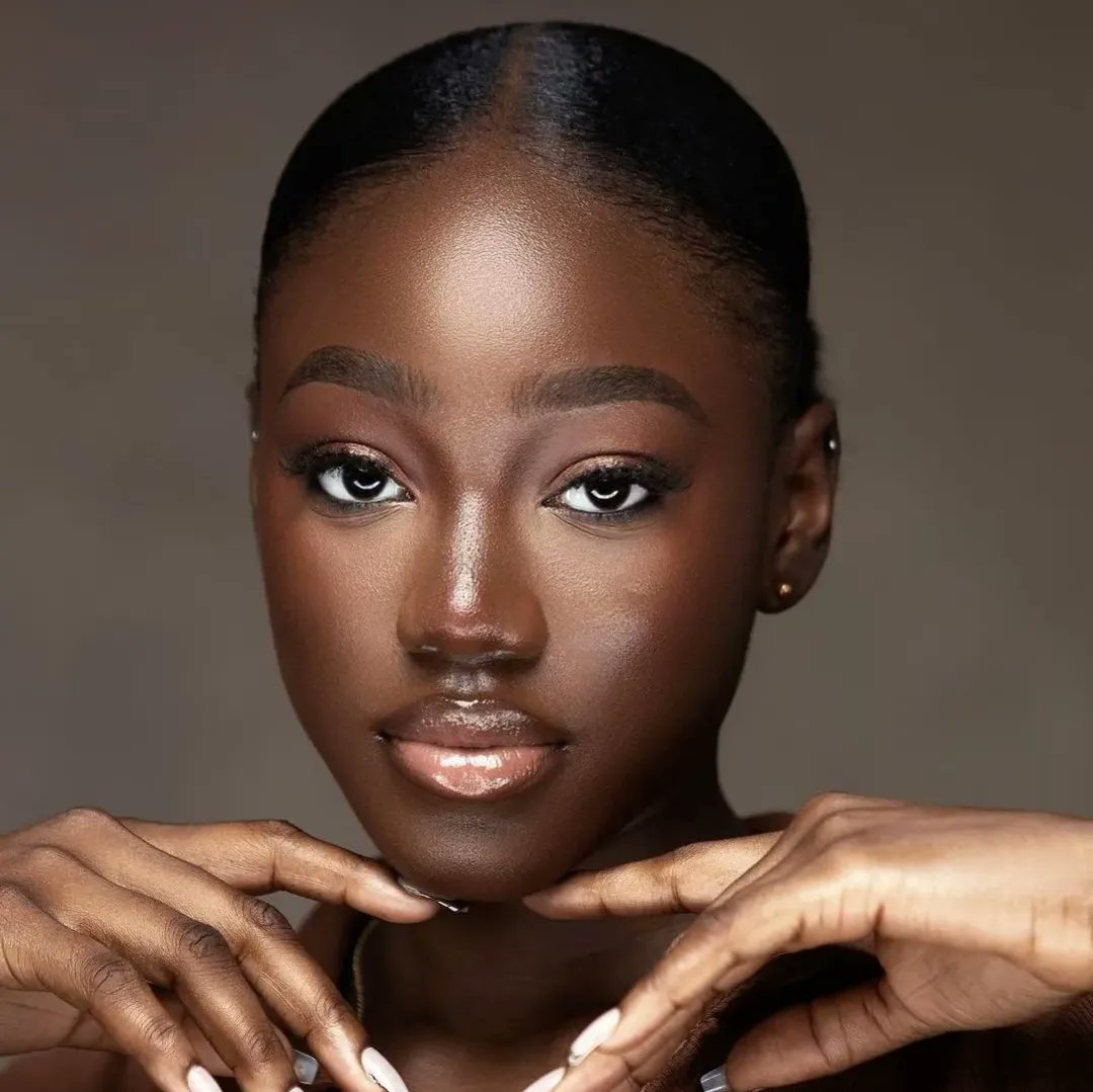 modadatabase's tweet image. Glowing with confidence, @evelyn.ajay embodies elegance in every frame.

Photo: @theofficialfolarin
Makeup: @beatbyjhules
Model: @evelyn.ajay
Studio: @swiss.studios

#EleganceInFrame #ModelMoment #BeautyShoot #MakeupGoals #StudioPhotography #FlawlessSkin #PortraitPerfection