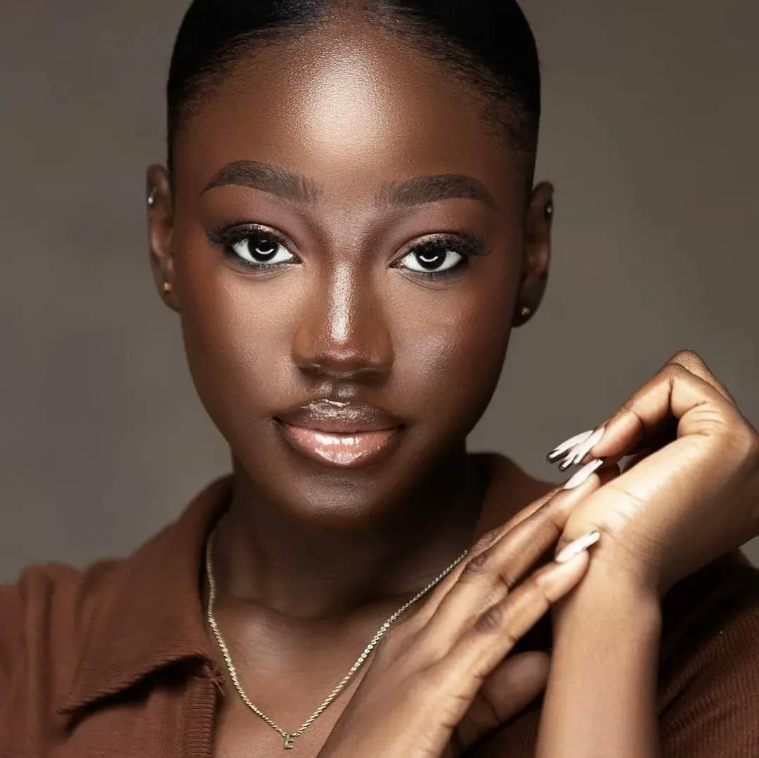 modadatabase's tweet image. Glowing with confidence, @evelyn.ajay embodies elegance in every frame.

Photo: @theofficialfolarin
Makeup: @beatbyjhules
Model: @evelyn.ajay
Studio: @swiss.studios

#EleganceInFrame #ModelMoment #BeautyShoot #MakeupGoals #StudioPhotography #FlawlessSkin #PortraitPerfection