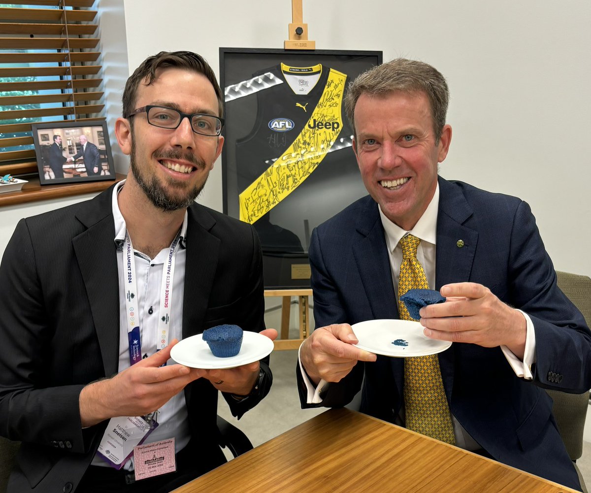 It was great to chat with @DanTehanWannon during Science Meets Parliament, and introduce him to my famous blue muffins! 🧁🔵 #smp2024 @ScienceAU