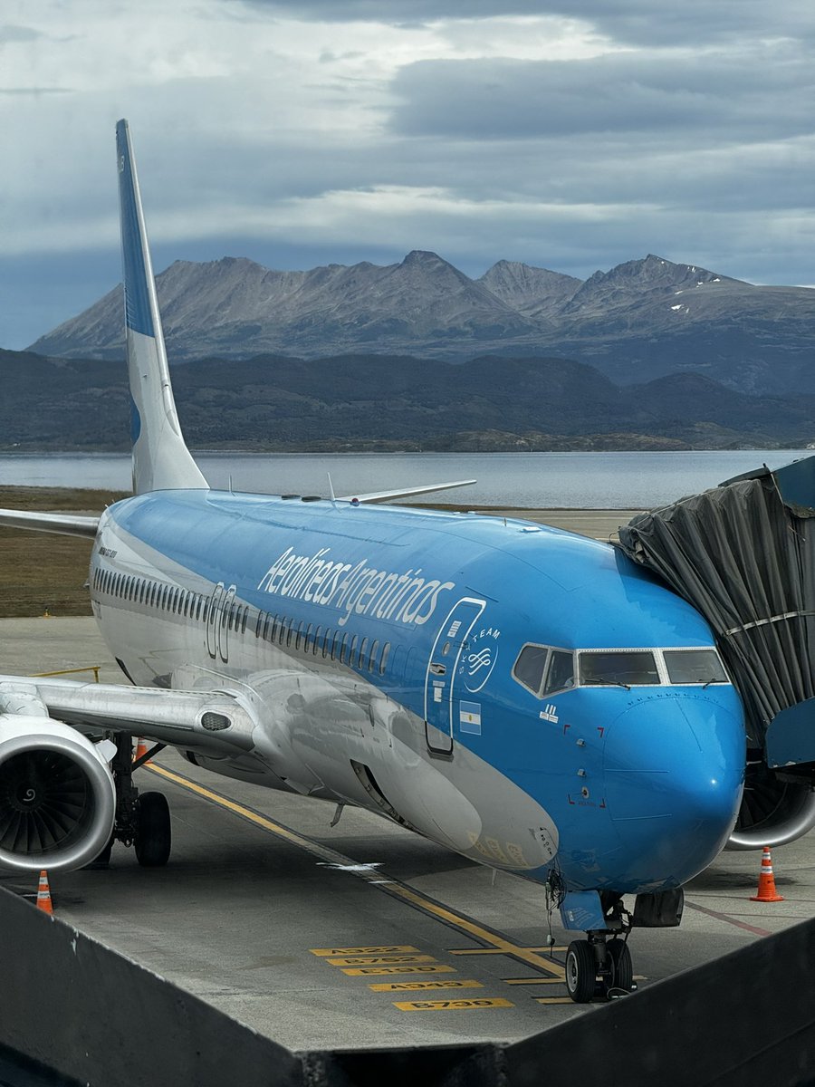 Aerolíneas Argentinas confirmó hace minutos que se levantó el paro de pilotos previsto, por llegar a un acuerdo salarial.