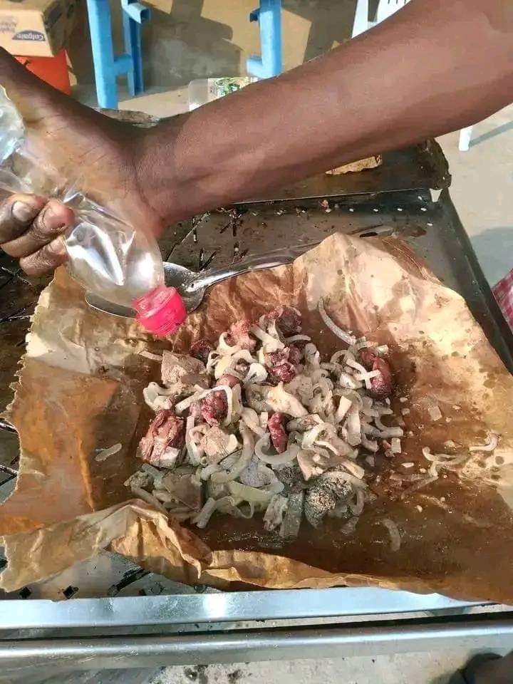 kpininimemes's tweet photo. Atraparon a estos haitianos vendiendo carne de perro como si fuera fritura y así quiere la ONU endosarnos esos salvajes a nosotros https://t.co/fCP1hVHlW5