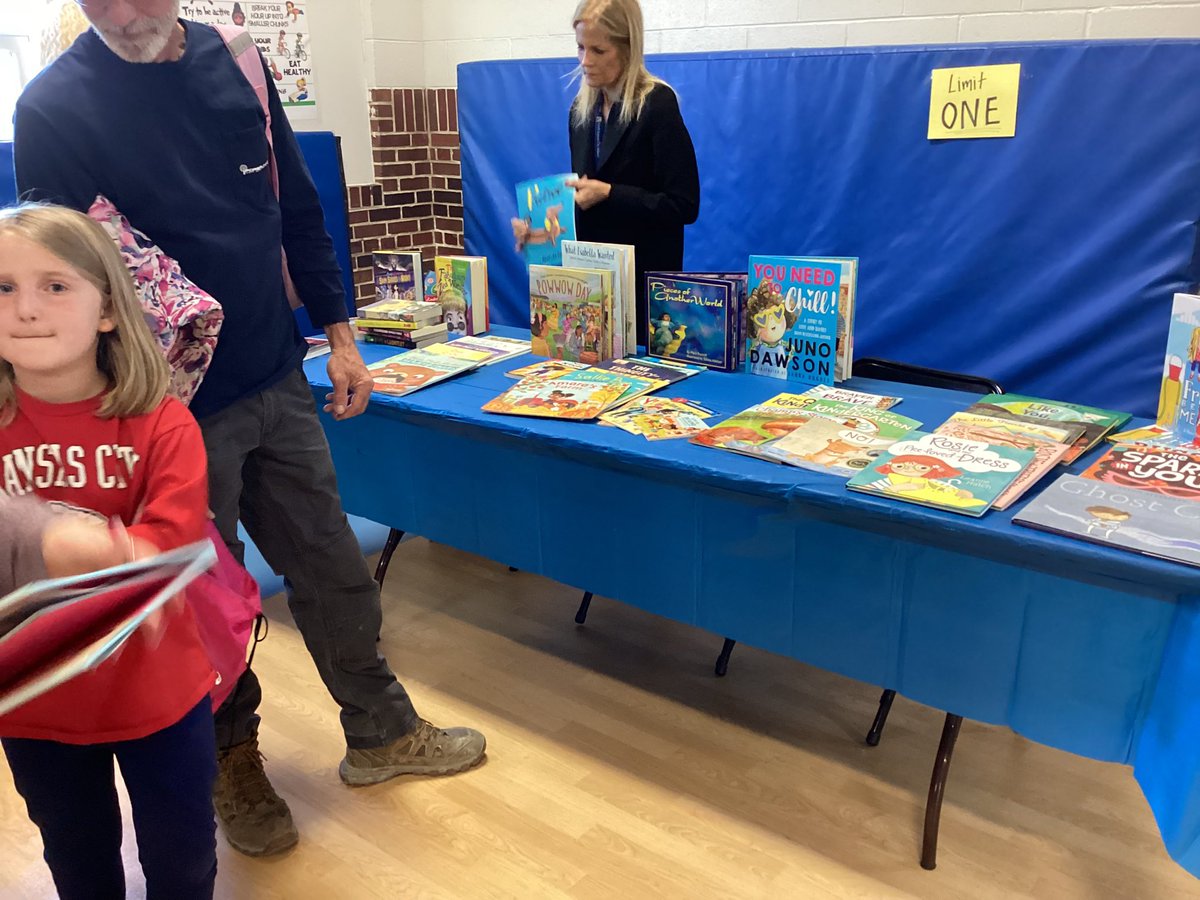 Full classrooms, happy families and happy kids. We are having the best time tonight 🐾🥰<a href="/PrincipalAaronB/">Aaron Barnett</a>