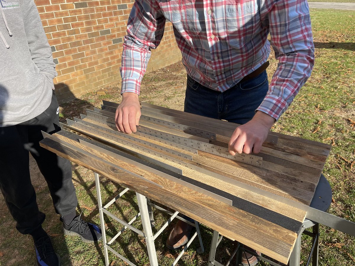 MrsJ_Ferrara's tweet photo. Our students creating a beautiful project to be raffled off at our #hoops4heroes event on 4/5 @HPS_Eagles @HPSDECA https://t.co/zuK0cql38j
