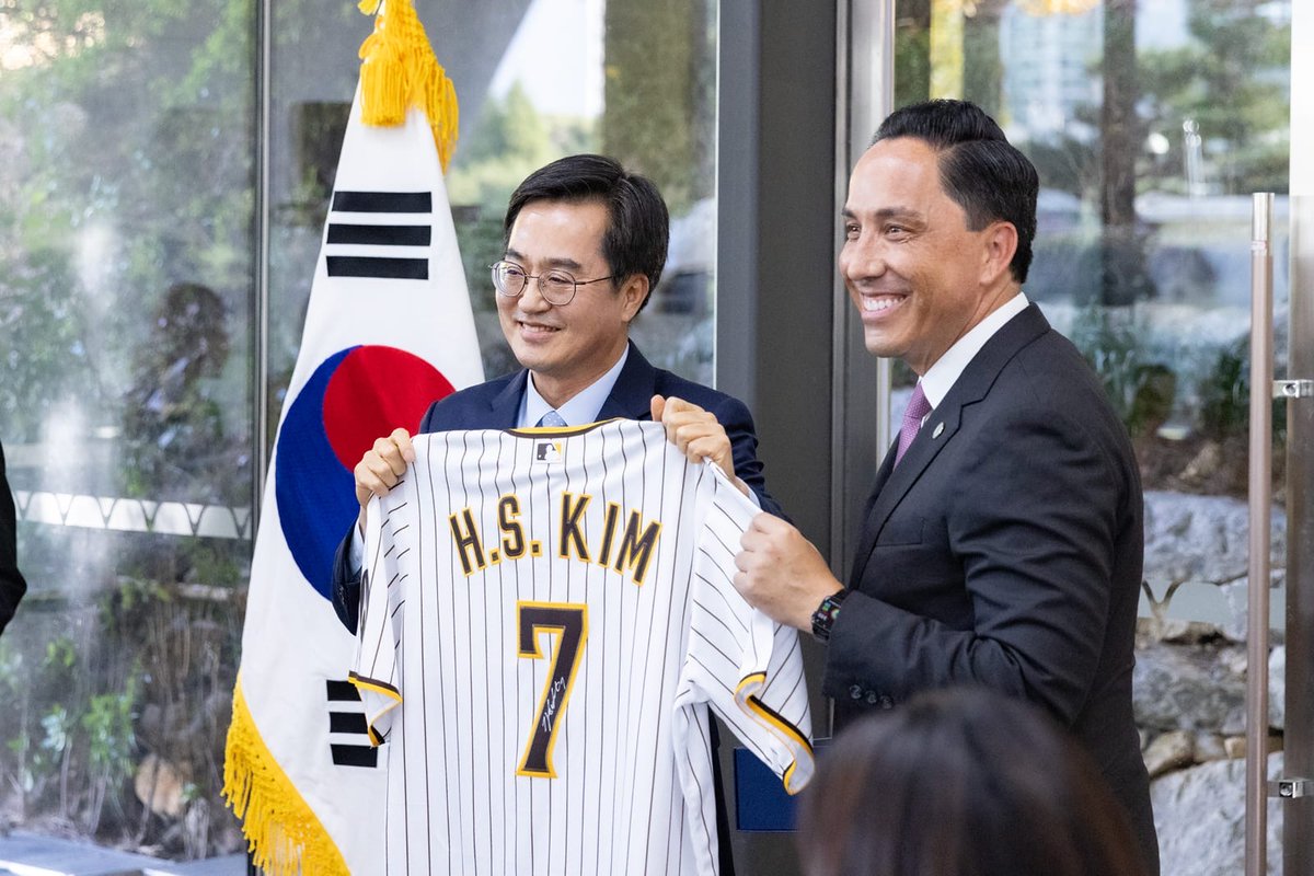 Sending winning vibes to our @Padres all the way to South Korea! Flashback to @WTCSanDiego's trade mission to South Korea when I presented the Governor of Gyeonggi with a signed Ha-Seong Kim jersey. (Spoiler: the Governor was a Padres fan). #BeatLA