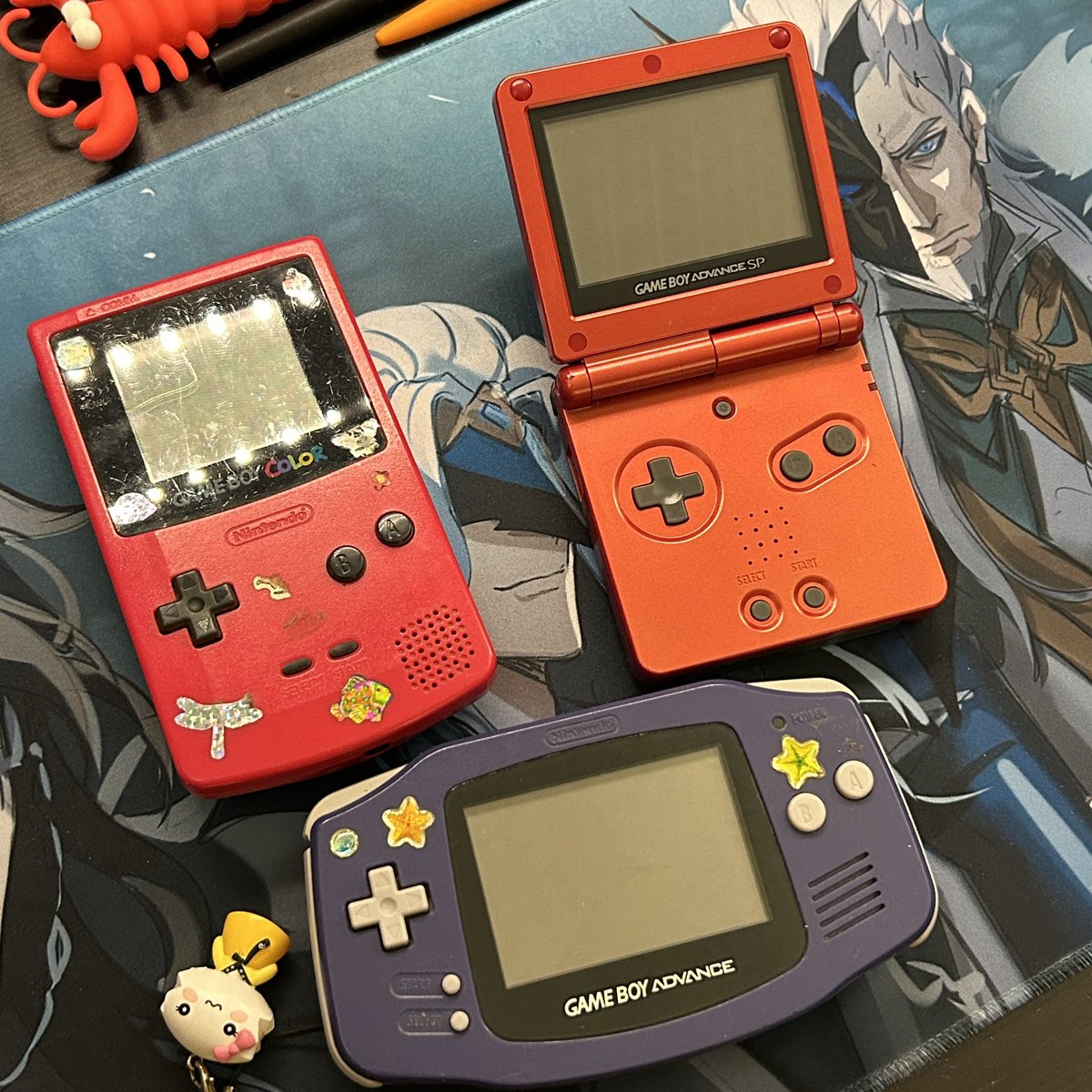 Busy cleaning/destashing stuff and in the middle of my cleaning found my old gameboys! 😱♥️ also, Deidara is still best boi 💕 this #vtuber is also a weeb ✨