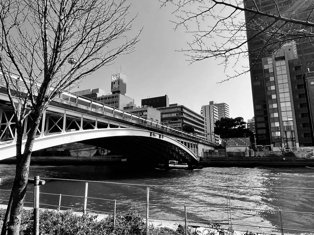 #architecture #bridge #whiteandblack #天神橋 #橋 #建造物 #モノクロ写真 #osaka #散歩の途中で #river #大川