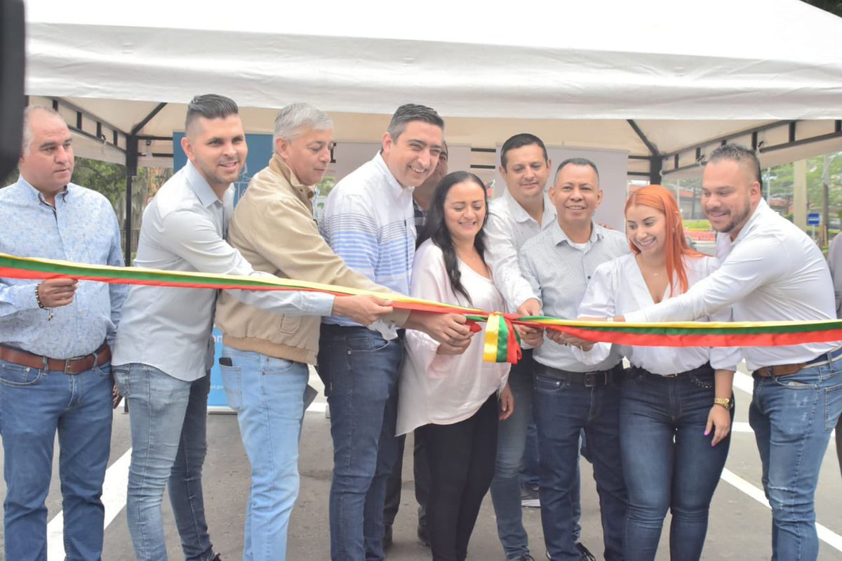 shirleyortizos2's tweet image. #itagüí Participamos en compañía de funcionarios de la  Administración Municipal, Metroplus y Concejales de nuestra Ciudad.
✅ Construcción de 1 Km de nuevas vías.
✅ Construcción de un puente 
✅ 1.6 Km de andenes.
✅ Siembra de 520 🌳