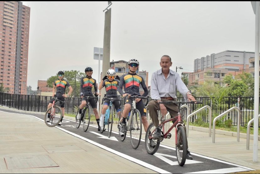 shirleyortizos2's tweet image. #itagüí Participamos en compañía de funcionarios de la  Administración Municipal, Metroplus y Concejales de nuestra Ciudad.
✅ Construcción de 1 Km de nuevas vías.
✅ Construcción de un puente 
✅ 1.6 Km de andenes.
✅ Siembra de 520 🌳